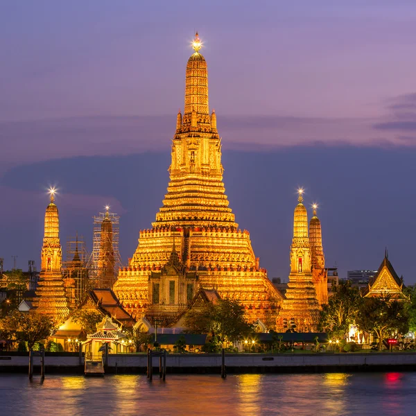 Iluminado Wat Arun en Bangkok, Tailandia — Foto de Stock