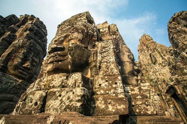 石头上的吴哥古巴戎寺塔的面孔 thom — 图库照片