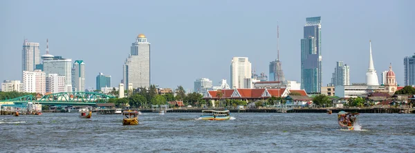Панорамний вид на Бангкок downtown з річки Чао Прайя — стокове фото