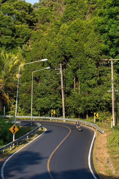 Motociclista dirigindo uma estrada rural — Fotografia de Stock