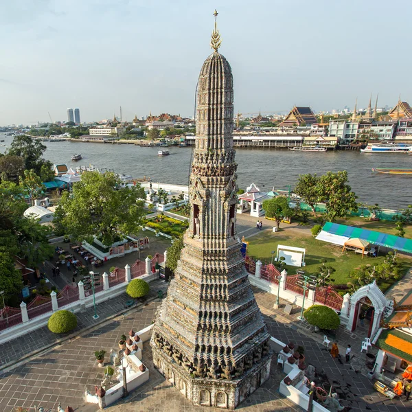 Turistas visitando el famoso Wat Arun — Foto de Stock