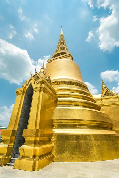 Gouden stoepa in wat phra kaew. Grand palace, bangkok, thailand — Stockfoto