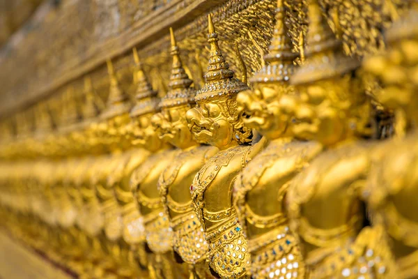 Garudas a Wat Phra Kaew. Grand Palace, Bangkok, Thailandia — Foto Stock