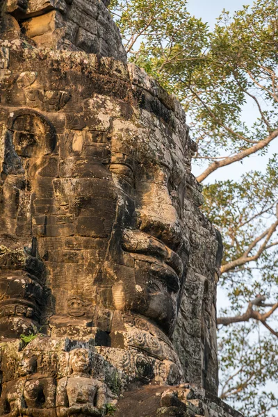 Stone face on the towers of ancient Bayon Temple in Angkor Thom — Stock Photo, Image