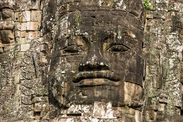 Stone faces on the towers of ancient Bayon Temple in Angkor Thom — Stock Photo, Image