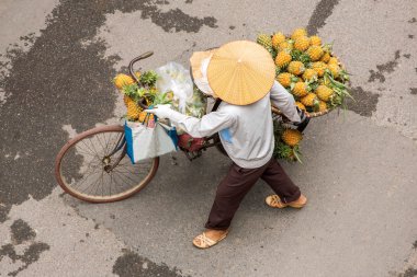 bir bisiklet üzerinde sokak satıcısı