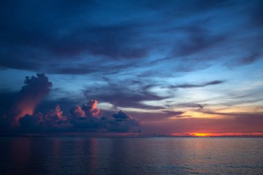 bulutlar deniz üzerinde gün batımında