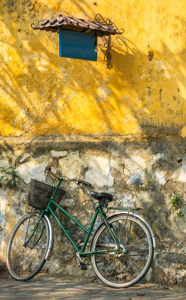 Bicicleta contra parede grungy — Fotografia de Stock