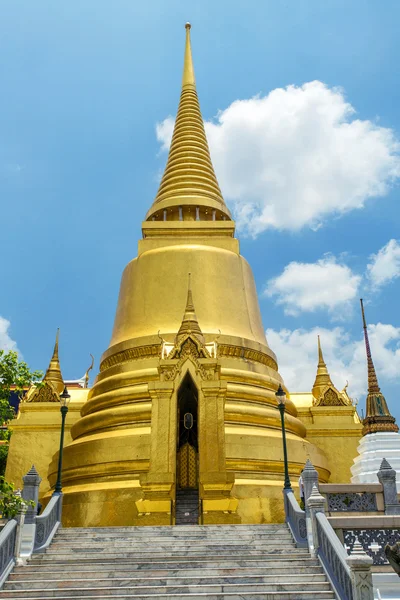 Zlatou stúpu ve wat phra kaew — Stock fotografie