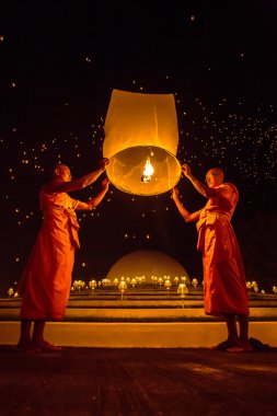 Budist rahipler sky lantern serbest bırakın.