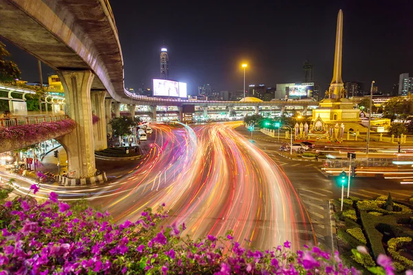 Traffico cittadino intorno a Victory Monument — Foto Stock