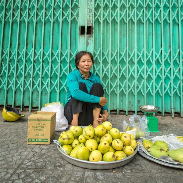 Vieille femme vendant des mangues — Photo