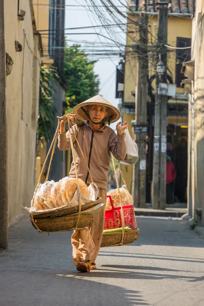 Oude vrouw in Vietnamees kleding — Stockfoto