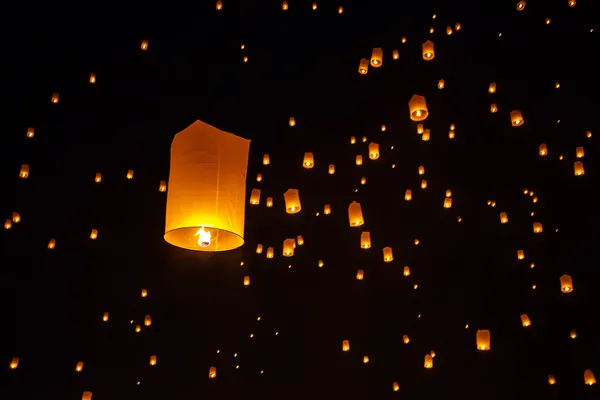 Lanternas flutuantes durante o Yi Peng Festival — Fotografia de Stock