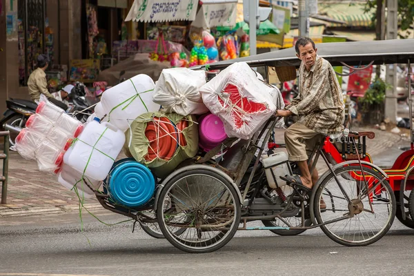 Verkäufer von Kunststoffwaren auf dem Fahrrad — Stockfoto