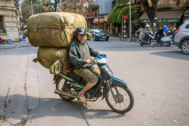 aşırı yüklenmiş motosiklet