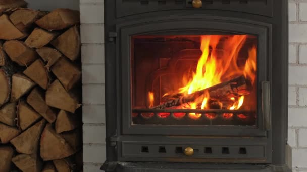 Detailní pohled na hořící krb s dřevěnými poleny a plameny uvnitř — Stock video