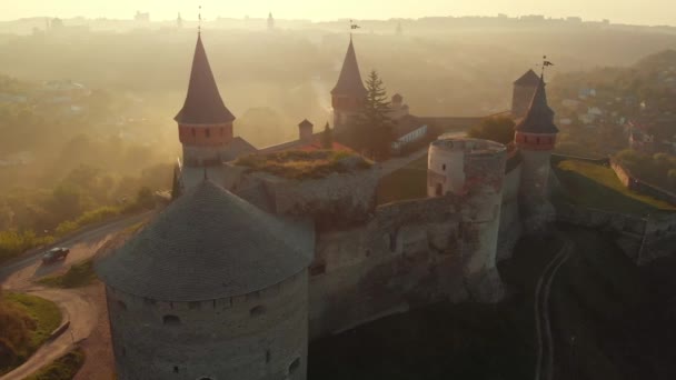 Vue aérienne du château de Kamianets Podilskyi au lever du soleil, Ukraine — Video