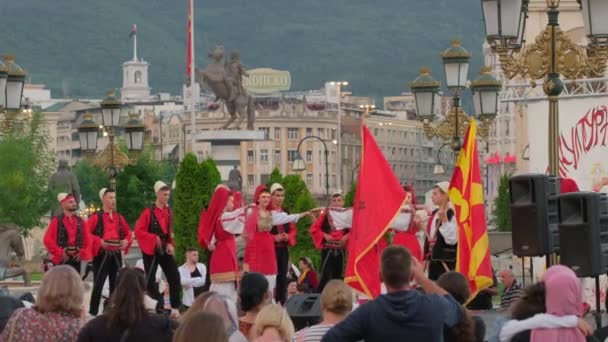 Bailarines tradicionales albaneses actúan en el festival Skopje de música y danza — Vídeos de Stock