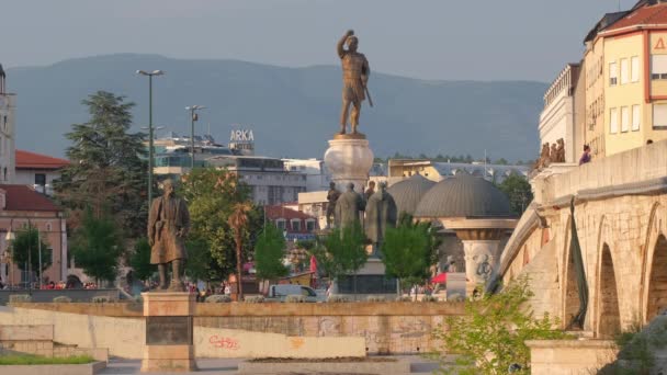 Krigsmonument och andra skulpturer i Skopje centrum på sommaren — Stockvideo