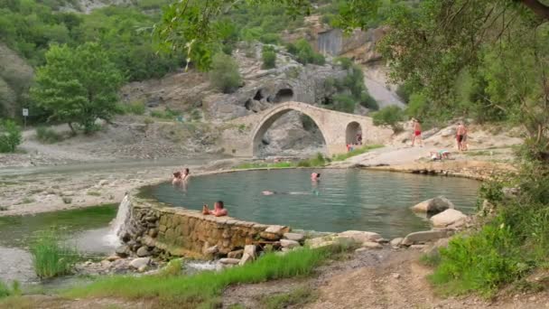 Термальные бани Бенджи в Пермет, Албания — стоковое видео