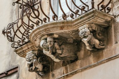 Sicilya 'nın Ragusa kentindeki bir balkonun güzel barok maskarası.