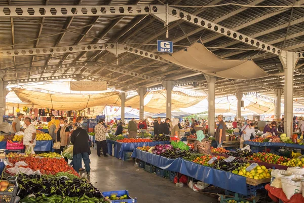 Traditional Turkish local market during Coronavirus pandemic in Turkey — Stock Photo, Image