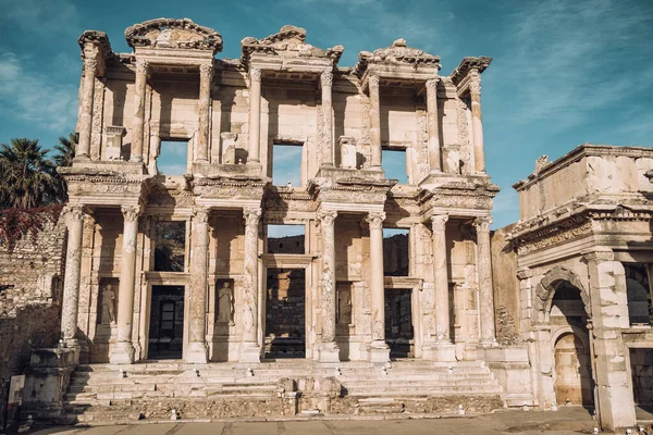 터키의 고대 도시 에베소에 있는 켈수스 도서관 — 스톡 사진