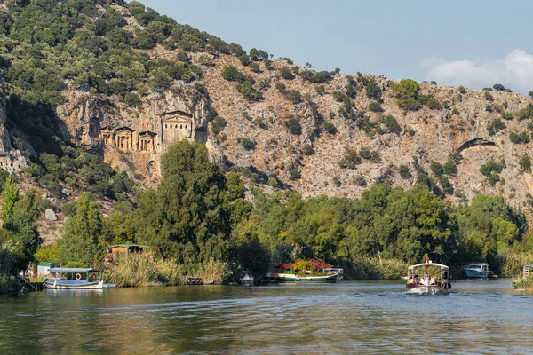 Klippta tempelgravar i den antika staden Kaunos i Dalyan, Mugla, Turkiet. — Stockfoto