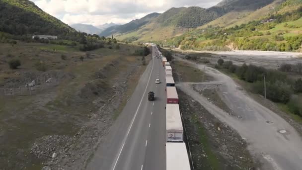 Vrachtwachtrijen wachten op het passeren van de Georgisch-Russische grens in Georgië — Stockvideo