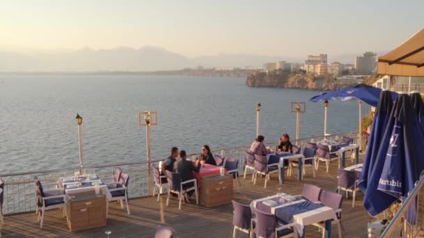 Restaurace na okraji útesu u Středozemního moře při západu slunce v Antalya, Turecko — Stock video