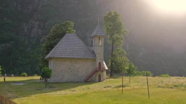 Kościół chrześcijański w miejscowości Theth w Górach Prokletije, Albania. — Wideo stockowe