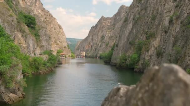 Neidentifikovaní turisté na kajaku na jezeře Matka ve skalnatém kaňonu. — Stock video