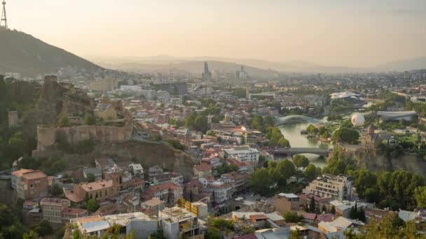 Dia a noite Time Lapse vídeo of Tbilisi cityscape skyline, Geórgia — Vídeo de Stock