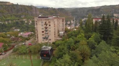 Georgia 'daki Chiatura madenci şehrindeki modern teleferiğin hava görüntüsü.