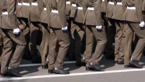 Солдаты в военной форме маршируют на военном параде — стоковое видео