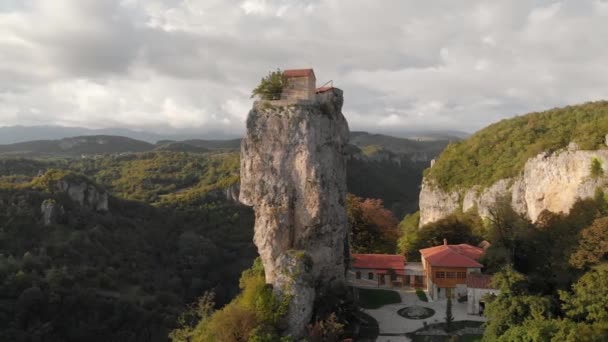 Monasterio del Pilar Katskhi en la parte superior de un pilar de piedra caliza cerca de Chiatura, Georgia — Vídeo de stock