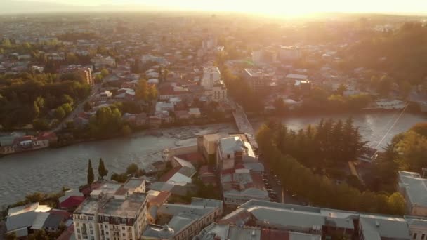 Luchtfoto van Kutaisi stadsgezicht bij zonsondergang in Georgië — Stockvideo