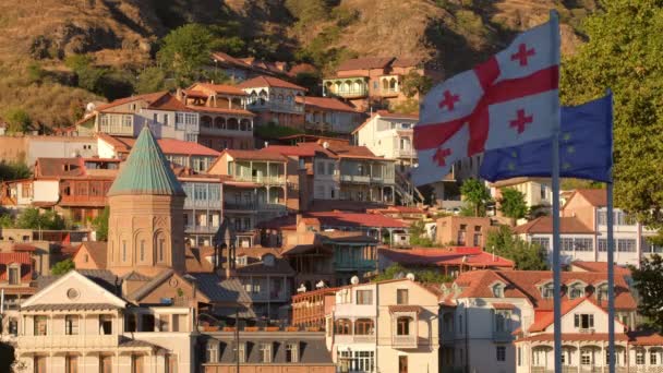 Грузинский и Европейский Союз размахивают флагами в старом городе Тбилиси, Джорджиак — стоковое видео