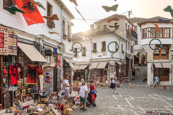 Escena callejera con tiendas de recuerdos en el casco antiguo de Gjirokaster en Albania. — Foto de Stock