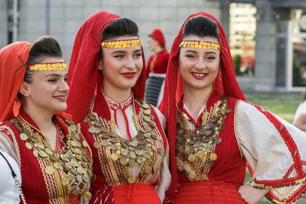 Piękne kobiety w tradycyjnych albańskich kostiumach pozujących do zdjęć podczas corocznego festiwalu Skopje muzyki i tańca — Zdjęcie stockowe