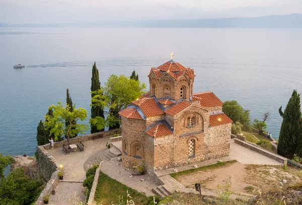 Iglesia de San Juan en Kaneo en el lago Ohrid en la ciudad de Ohrid, Macedonia del Norte — Foto de Stock