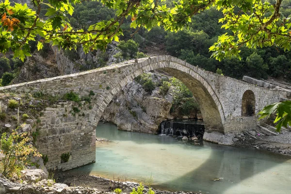 Vecchio ponte di pietra ad arco vicino alle terme di Benje in Albania — Foto Stock