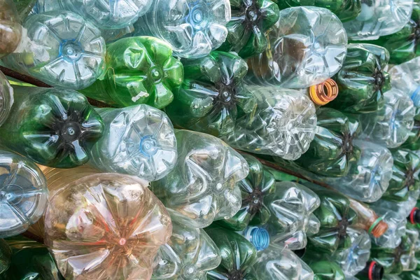 Пустые пластиковые бутылки вторичной переработки фона — стоковое фото