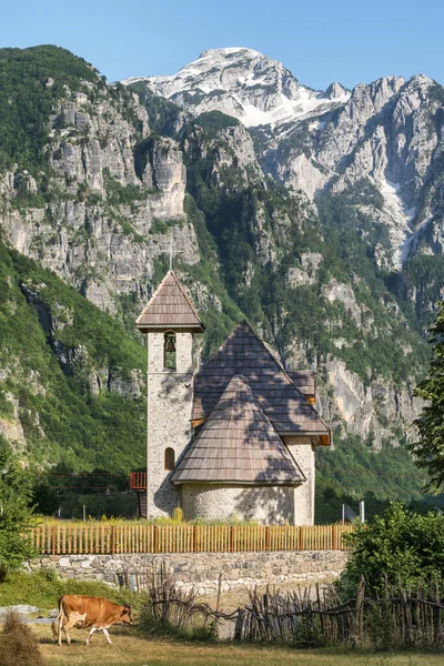 Christelijke Kerk in het dorp Theth in het Prokletije gebergte, Albanië. — Stockfoto