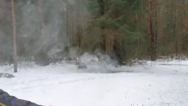 Человек подбрасывает блины в воздух с сковородкой в замедленной съемке — стоковое видео