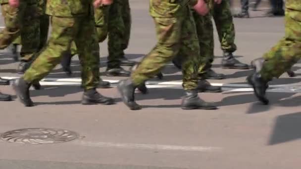 Soldados en uniforme del ejército marchando desfile militar — Vídeos de Stock