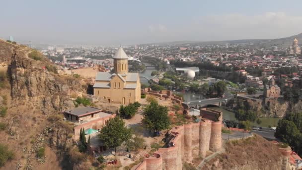 Voando ao redor da famosa fortaleza de Narikala em Tbilisi, Geórgia — Vídeo de Stock