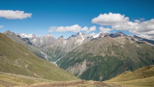 Time lapse con vistas a las majestuosas montañas del Cáucaso en un claro día soleado en Georgia — Vídeos de Stock