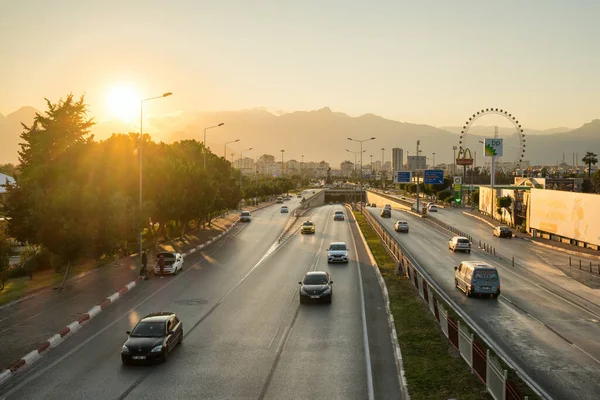 Strada trafficata nella città di Antalya al tramonto, Turchia — Foto Stock